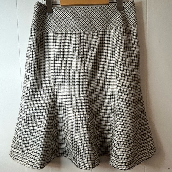 Mexx, size 8, tan/cream/brown plaid wool flared skirt, pleated, size zipper - Picture 7 of 10